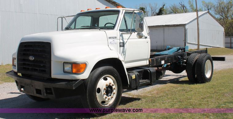 image for item K8988 1998 Ford F800 truck cab and chassis