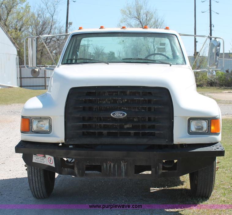 image for item K8988 1998 Ford F800 truck cab and chassis