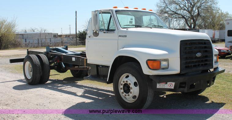 image for item K8988 1998 Ford F800 truck cab and chassis