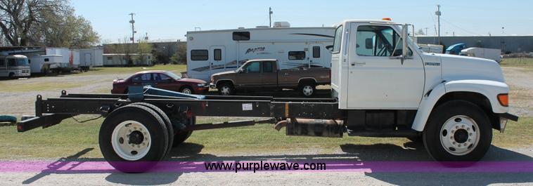 image for item K8988 1998 Ford F800 truck cab and chassis