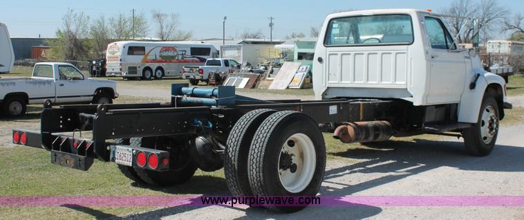 image for item K8988 1998 Ford F800 truck cab and chassis