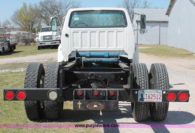 image for item K8988 1998 Ford F800 truck cab and chassis