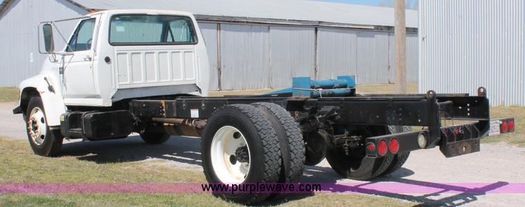 image for item K8988 1998 Ford F800 truck cab and chassis