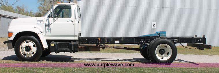 image for item K8988 1998 Ford F800 truck cab and chassis