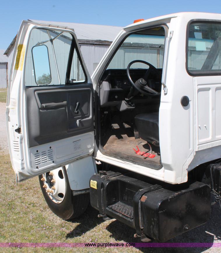 image for item K8988 1998 Ford F800 truck cab and chassis