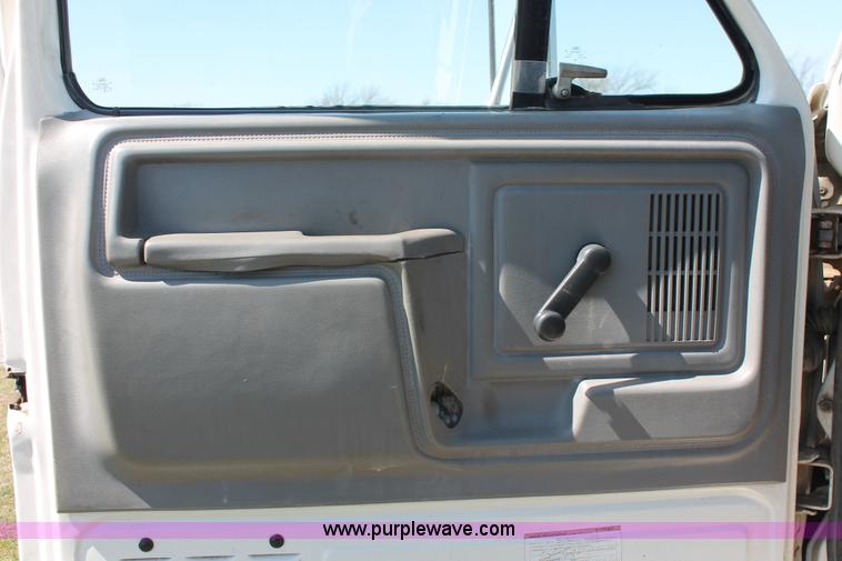 image for item K8988 1998 Ford F800 truck cab and chassis