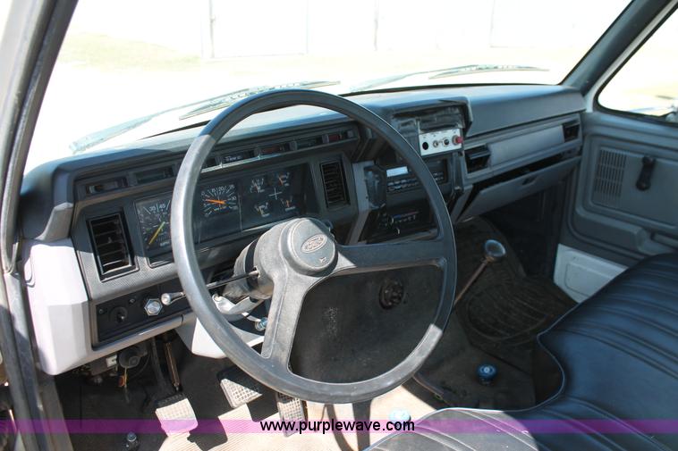 image for item K8988 1998 Ford F800 truck cab and chassis