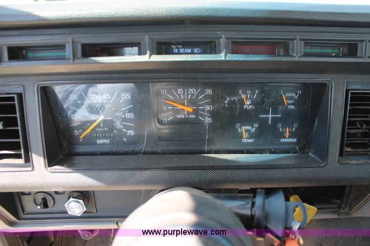 image for item K8988 1998 Ford F800 truck cab and chassis