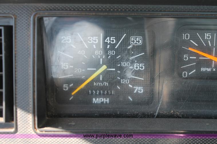 image for item K8988 1998 Ford F800 truck cab and chassis