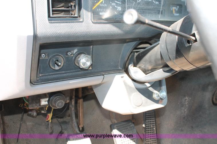 image for item K8988 1998 Ford F800 truck cab and chassis