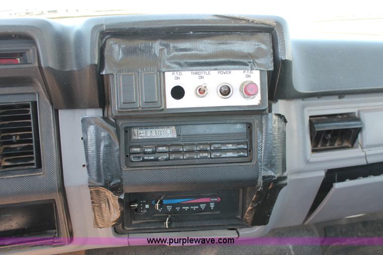 image for item K8988 1998 Ford F800 truck cab and chassis
