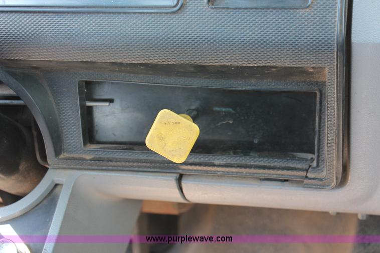 image for item K8988 1998 Ford F800 truck cab and chassis