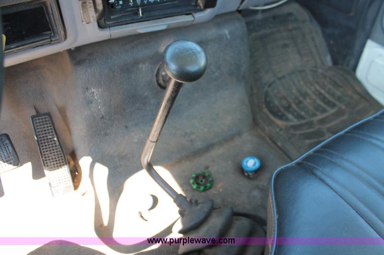 image for item K8988 1998 Ford F800 truck cab and chassis