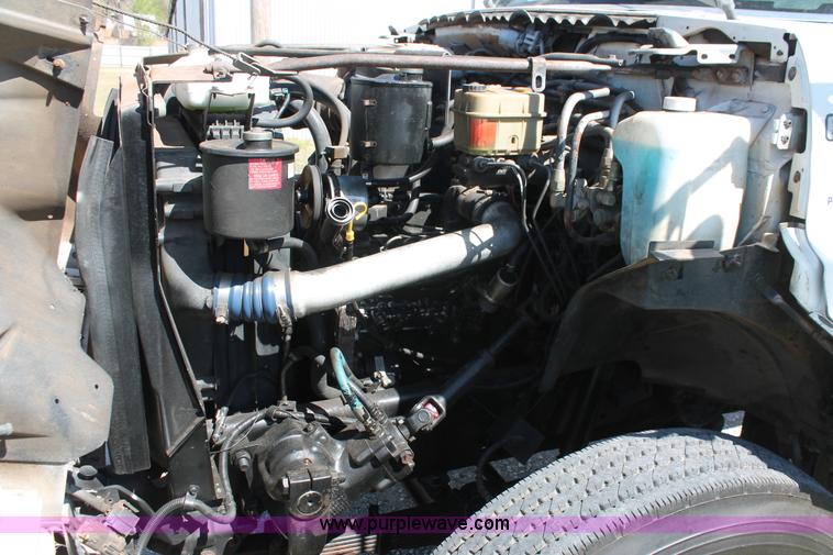 image for item K8988 1998 Ford F800 truck cab and chassis