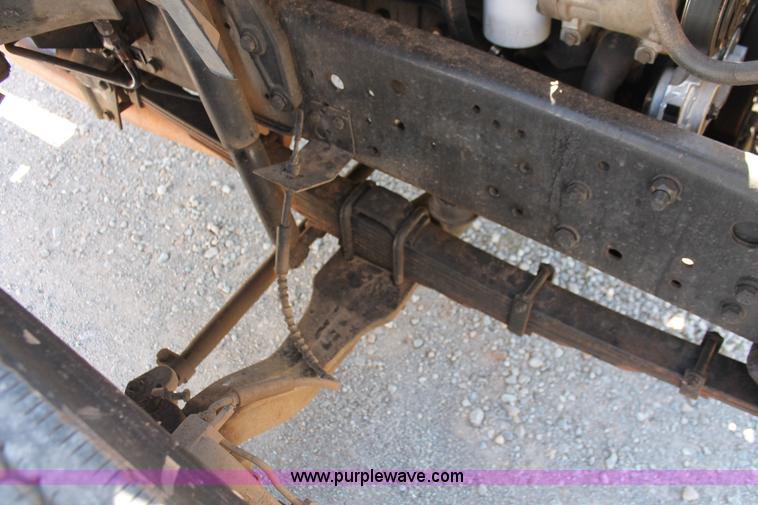 image for item K8988 1998 Ford F800 truck cab and chassis