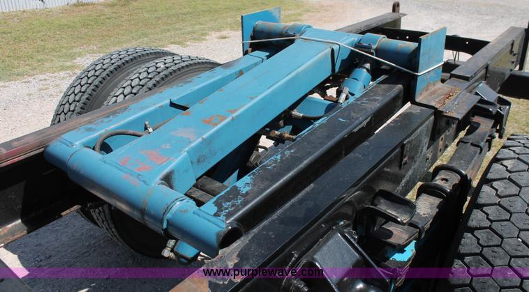 image for item K8988 1998 Ford F800 truck cab and chassis