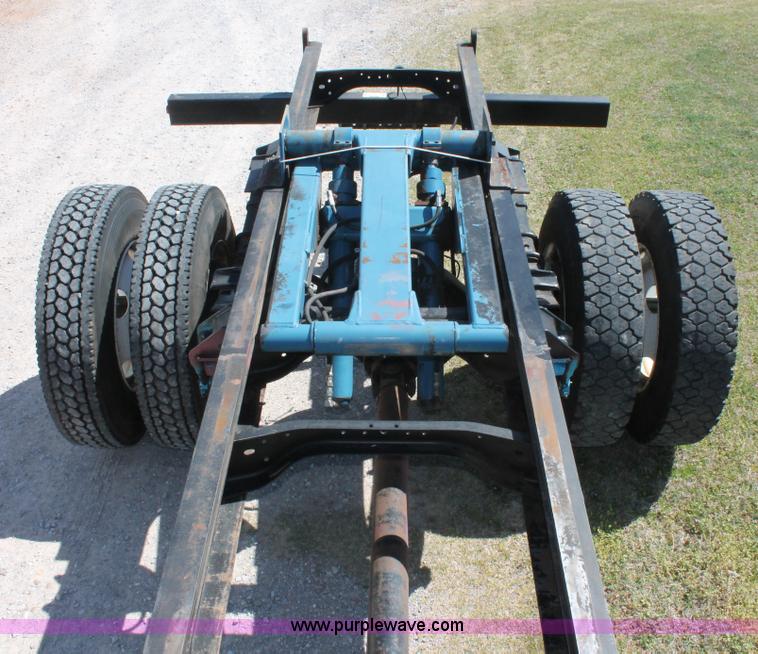 image for item K8988 1998 Ford F800 truck cab and chassis