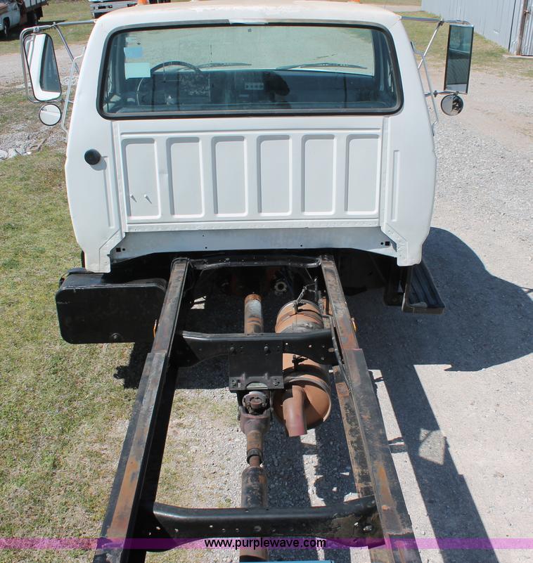 image for item K8988 1998 Ford F800 truck cab and chassis
