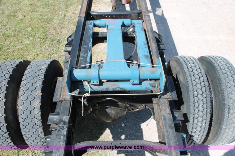 image for item K8988 1998 Ford F800 truck cab and chassis