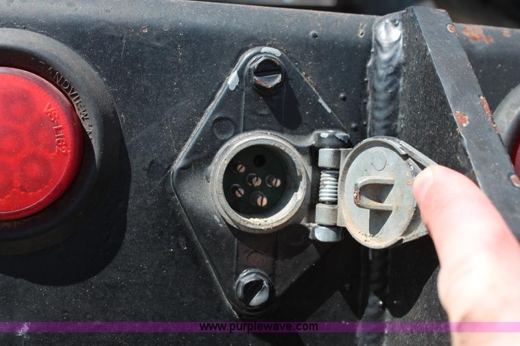 image for item K8988 1998 Ford F800 truck cab and chassis