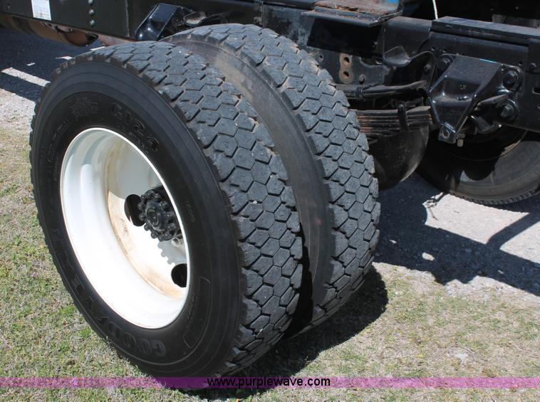 image for item K8988 1998 Ford F800 truck cab and chassis