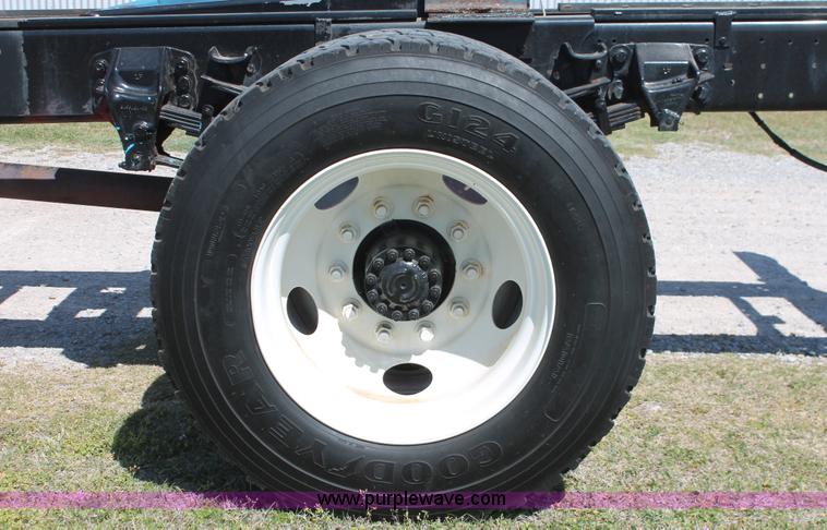 image for item K8988 1998 Ford F800 truck cab and chassis