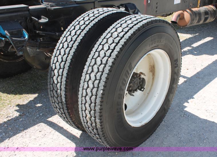 image for item K8988 1998 Ford F800 truck cab and chassis