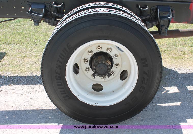 image for item K8988 1998 Ford F800 truck cab and chassis