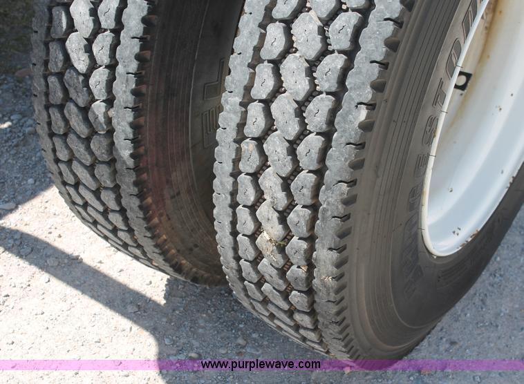 image for item K8988 1998 Ford F800 truck cab and chassis