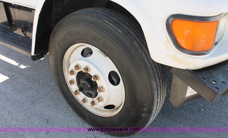 image for item K8988 1998 Ford F800 truck cab and chassis