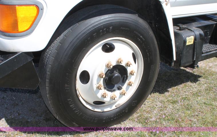 image for item K8988 1998 Ford F800 truck cab and chassis