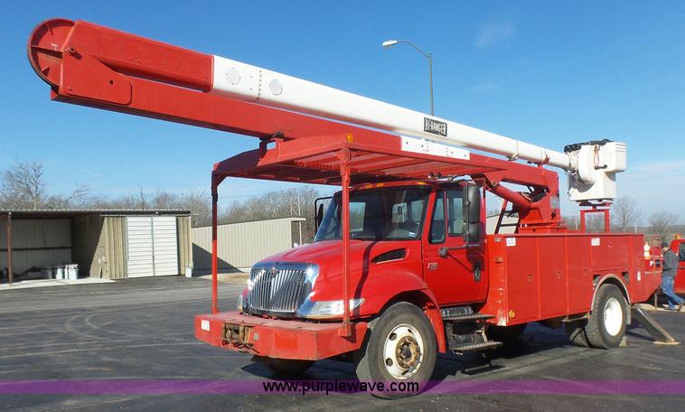 image for item L5437 2005 International DuraStar 4300 bucket truck