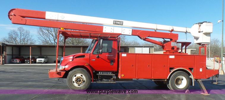 image for item L5437 2005 International DuraStar 4300 bucket truck