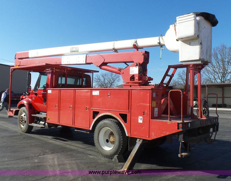 image for item L5437 2005 International DuraStar 4300 bucket truck