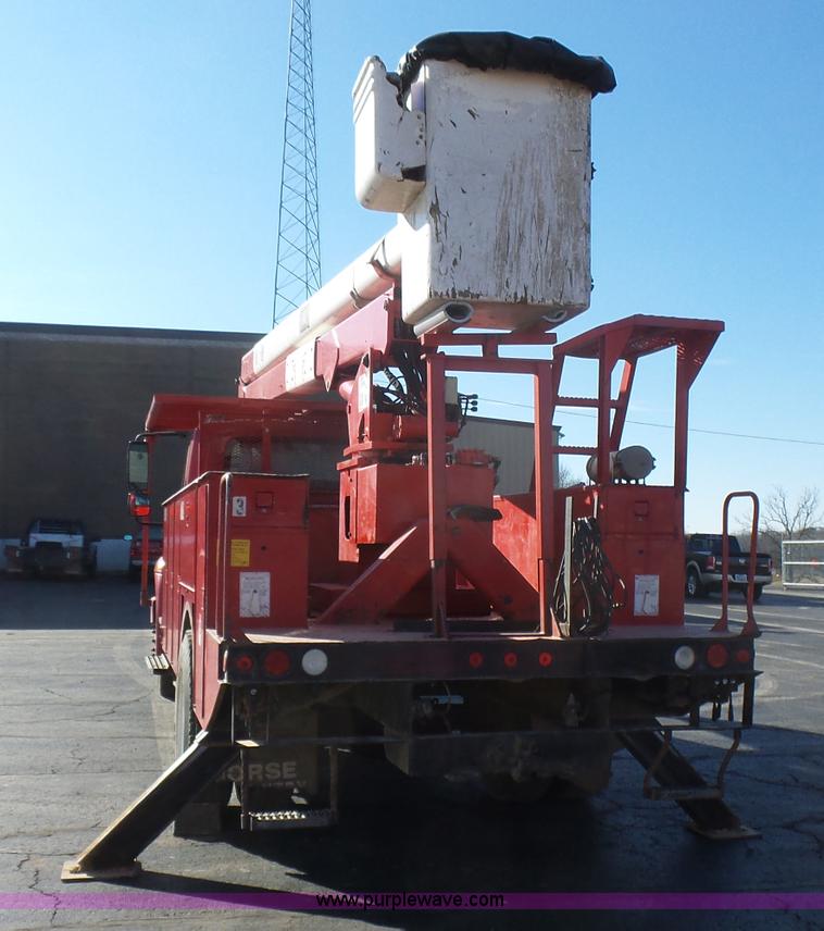 image for item L5437 2005 International DuraStar 4300 bucket truck