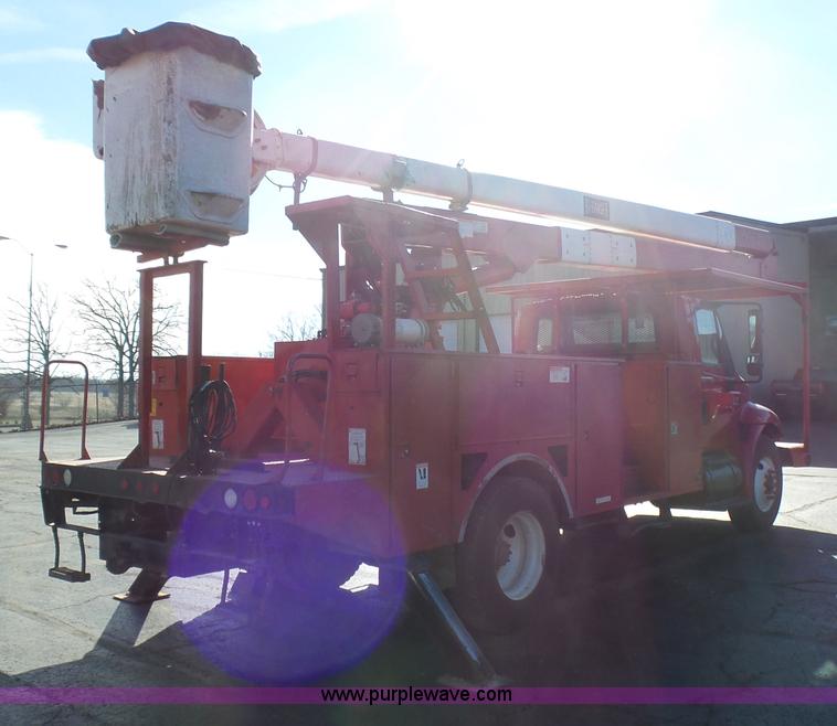 image for item L5437 2005 International DuraStar 4300 bucket truck