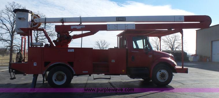 image for item L5437 2005 International DuraStar 4300 bucket truck