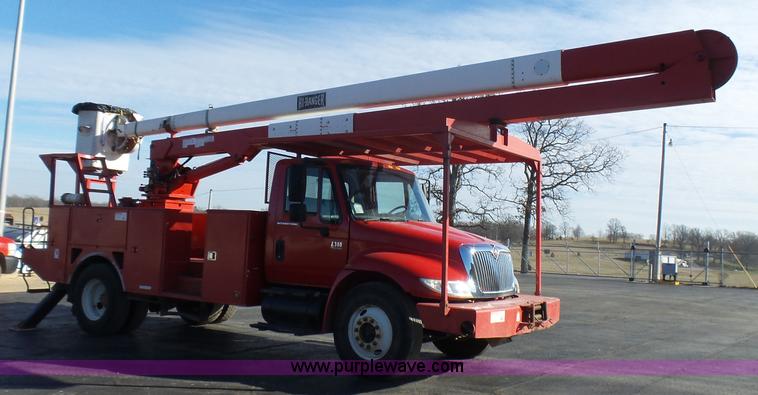 image for item L5437 2005 International DuraStar 4300 bucket truck