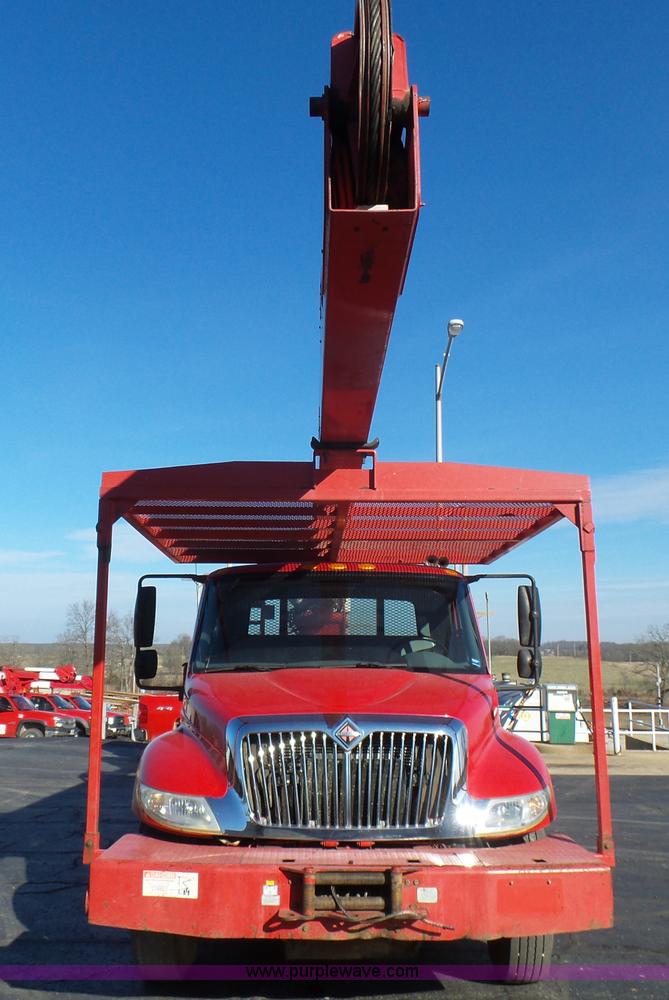 image for item L5437 2005 International DuraStar 4300 bucket truck