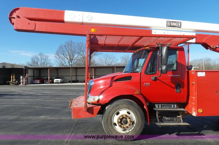 image for item L5437 2005 International DuraStar 4300 bucket truck