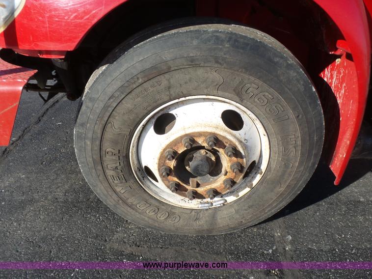 image for item L5437 2005 International DuraStar 4300 bucket truck