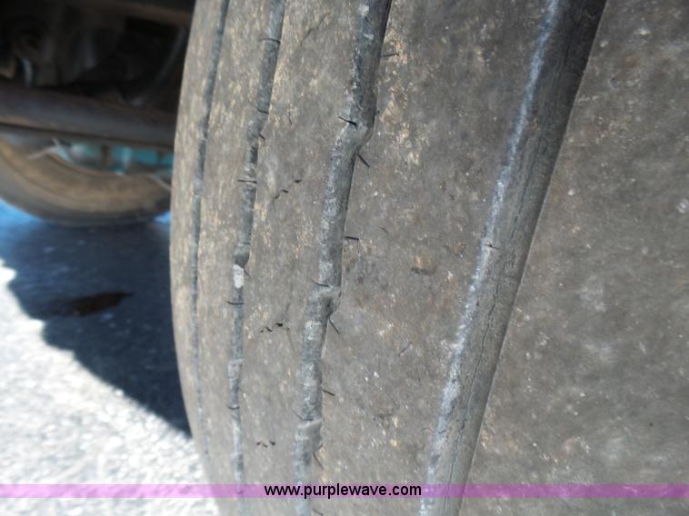 image for item L5437 2005 International DuraStar 4300 bucket truck