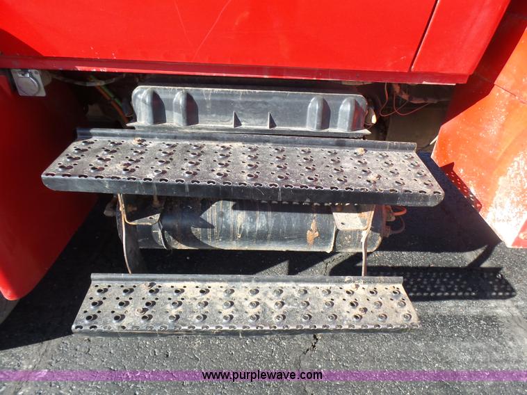 image for item L5437 2005 International DuraStar 4300 bucket truck