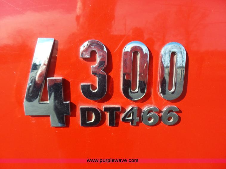 image for item L5437 2005 International DuraStar 4300 bucket truck