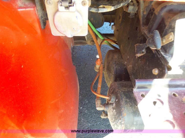 image for item L5437 2005 International DuraStar 4300 bucket truck