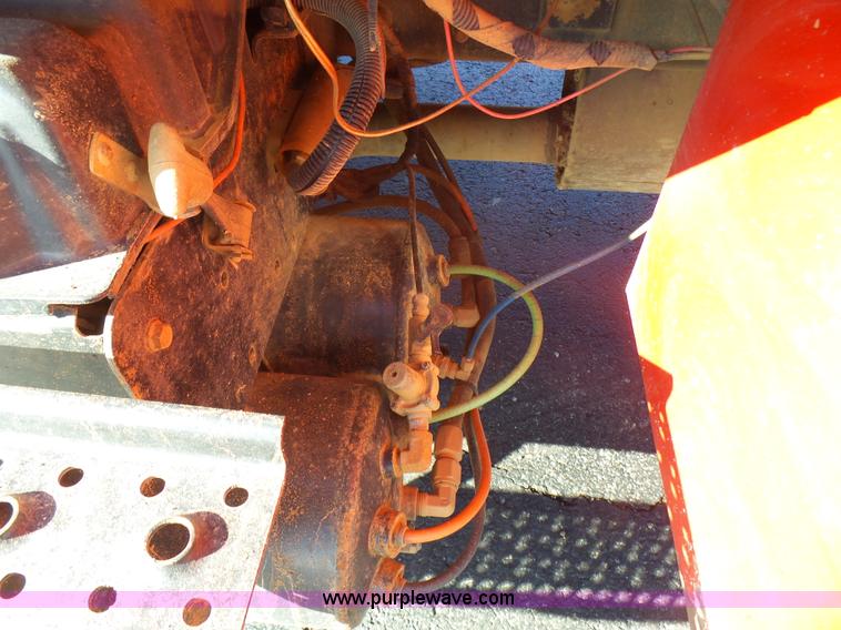 image for item L5437 2005 International DuraStar 4300 bucket truck