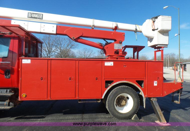 image for item L5437 2005 International DuraStar 4300 bucket truck