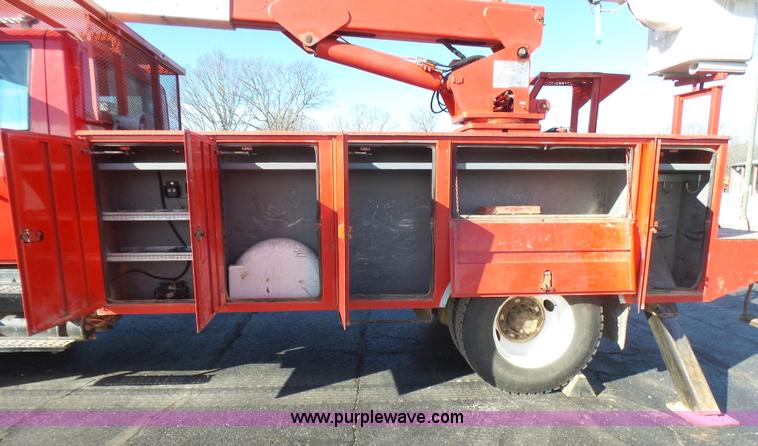 image for item L5437 2005 International DuraStar 4300 bucket truck