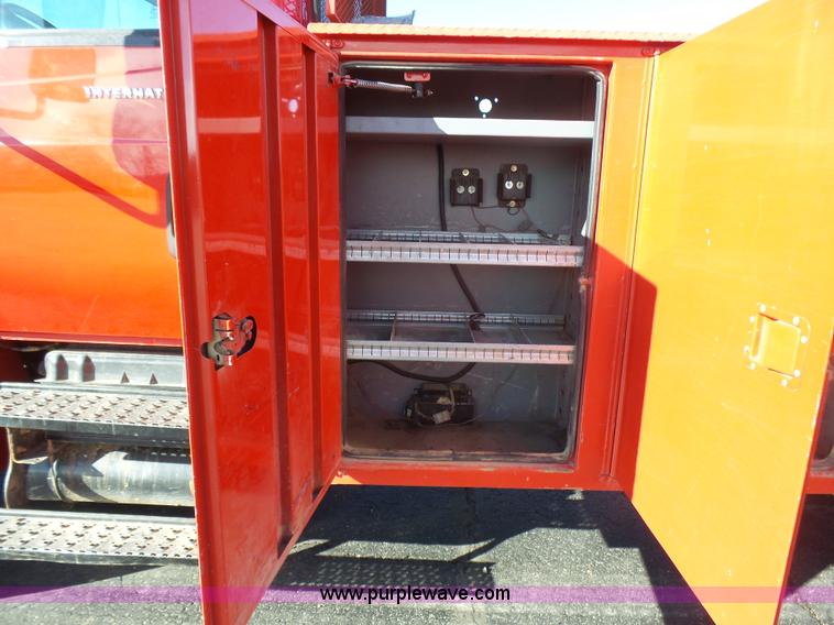 image for item L5437 2005 International DuraStar 4300 bucket truck