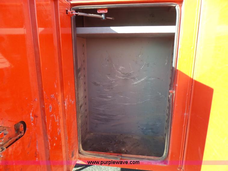 image for item L5437 2005 International DuraStar 4300 bucket truck